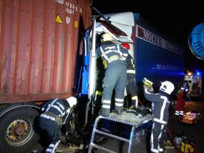 На трассе под Киевом столкнулись два грузовика