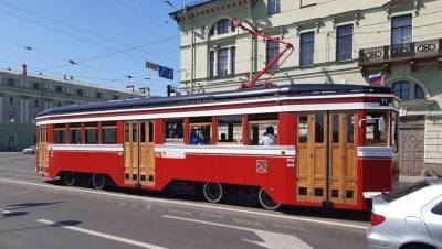 В честь 75-летия Победы по улицам Петербурга прошёл блокадный трамвай