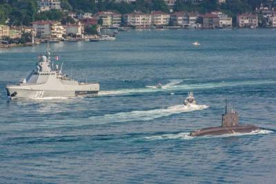Корабли Черноморского флота встретились в проливе Босфор: редкие кадры