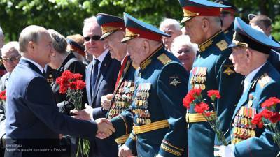Ветеран Великой Отечественной войны показал подаренные Путиным часы