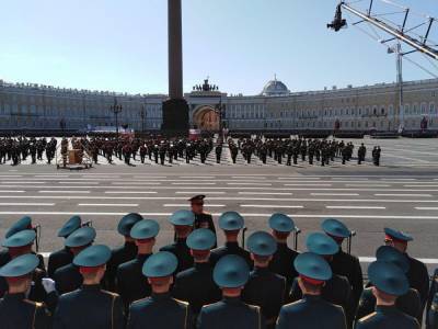 Парад Победы в Санкт-Петербурге посмотрели 20 тыс. зрителей