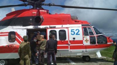 Вертолет ГСЧС доставил продукты в Ивано-Франковскую область