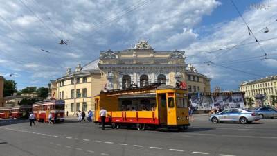 Ретро-парад «Трамвай Победы» прошел в Петербурге