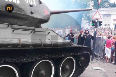 В Севастополе на параде танк не смог повернуть и поехал в толпу людей