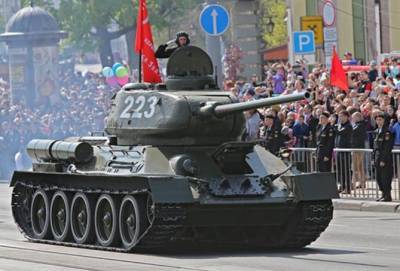 Т-34 чуть не наехал на зрителей на параде Победы в Севастополе