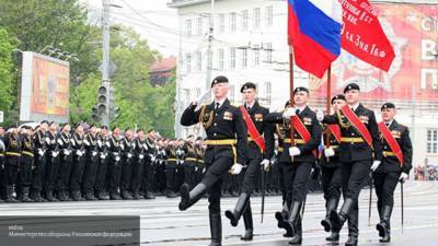 Потерявшую туфлю во время парада в Калининграде военнослужащую поощрят за выдержку