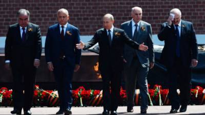 Лукашенко в Москве продемонстрировал напряженные отношения с Путиным: видео
