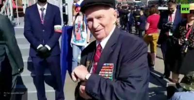 Ветеран Великой Отечественной войны показал журналистам памятный подарок от Путина