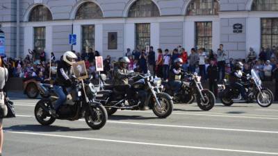 По центру Петербурга проехала колонна из 500 мотоциклистов