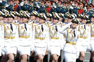 В Калининграде во время парада девушка потеряла туфлю, но продолжила уверенно маршировать