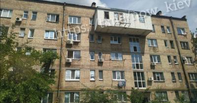 В Киеве обнаружили "царь-балкон", который может рухнуть людям на головы