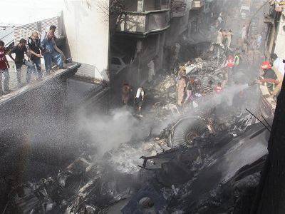 Министерство авиации Пакистана заявило, что крушение самолета у Карачи произошло из-за человеческого фактора