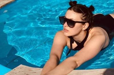 Скандальная украинская певица MARUV опубликовала свого с отдыха в Одессе: фанатов удивил вид в бассейне и с козой