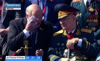 «Со слезами на глазах». Лукашенко расплакался во время разговора с ветераном на параде в Москве