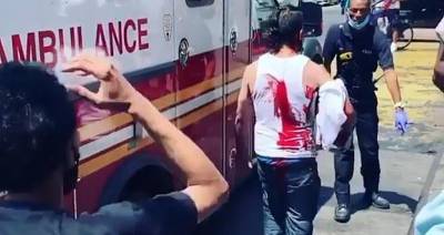 На вирусном видео мужчина ходил с ножом в голове после нападения грабителей в Нью-Йорке