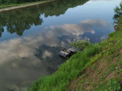 В Уфе в реку с обрыва упал автомобиль с людьми