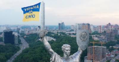 В Киеве на Родину-мать повесили флаг "Украина за семью" в ответ на акцию ЛГБТ-активистов
