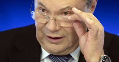 Януковичу и двум экс-министрам обороны сообщили о подозрении в госизмене