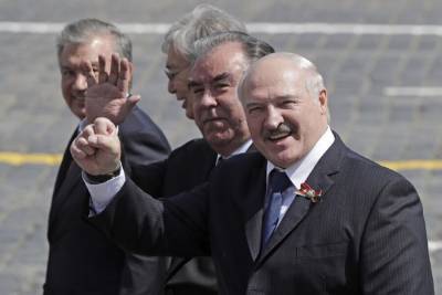 Песков опроверг информацию об отъезде Лукашенко после парада Победы