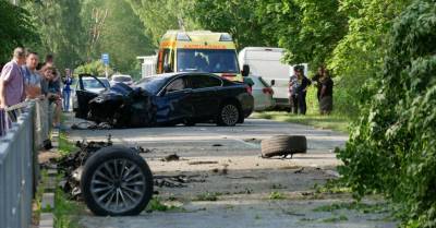 ФОТО: BMW в Берзциемсе на большой скорости врезался в дерево и потерял двигатель