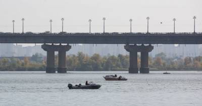 В Киеве на мосту Патона прорвало трубу: потоки стекают в Днепр