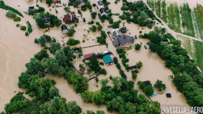 Эвакуированных из затопленного села в Карпатах селят в отелях за свой счет