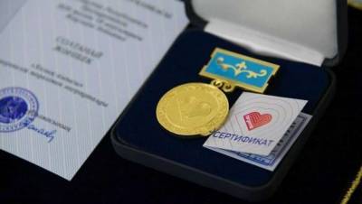 Санврача, умершего после заражения коронавирусом, посмертно наградили медалью "Халық алғысы"