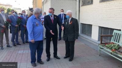 Беглов спел с ветеранами военные песни в честь 75-летия Победы