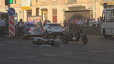 В Петербурге автомобилист пытался проскочить перекрёсток на красный свет и сбил двух мотоциклистов