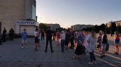 Протест в Лисичанске: люди, измученные перебоями водоснабжения, вышли на площадь (видео)