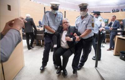 Полицаи схватили беспартийного за критику и Геббельса