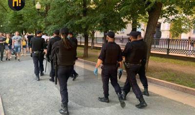 Полицейские начали разгонять вечеринки на Патриарших прудах в Москве