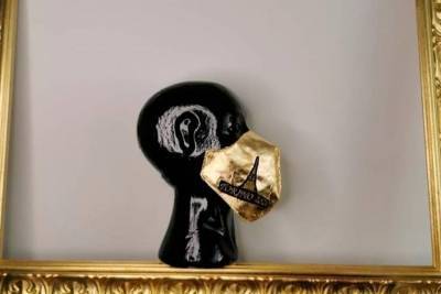 В Италии «сапожник шейхов» изготовил защитную маску из золота (фото)