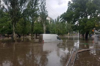 Плавающие авто и затопленные остановки: еще один город Украины пострадал от стихии (видео)