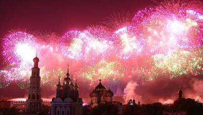 В Москве прогремел салют в честь 75-летия Победы, небо озарили 10 тысяч вспышек