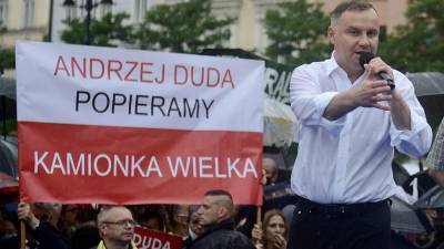 За несколько дней до выборов президент Польши отправился за океан