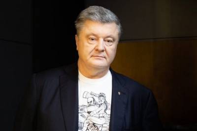 В Киеве суд обязал прокуратуру возбудить дело против Порошенко