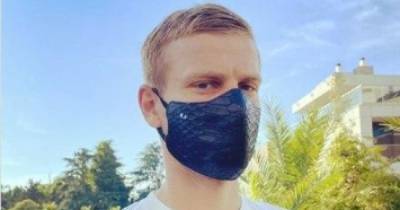 Отсидевший в тюрьме российский футболист похвастался защитной маской из кожи крокодила