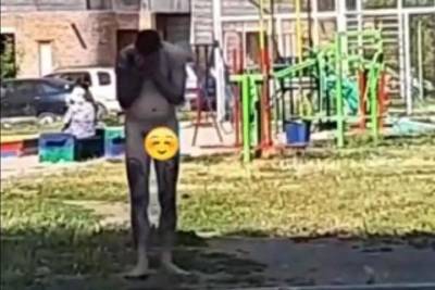 Новосибирцы заметили голого мужчину на детской площадке