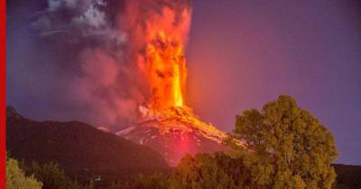 Вулкана Эбеко на Курилах выбросил столб пепла высотой 3 км