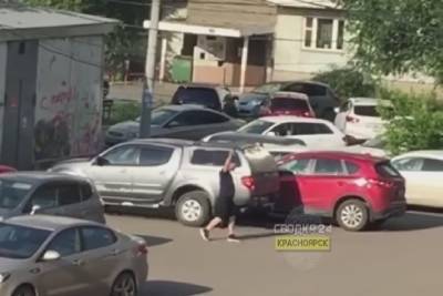 В Красноярске мужчина ходил по двору и стрелял в воздух