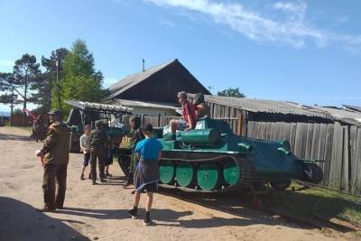 Житель села у Байкала построил своими руками для парада Победы танк, самолет и «Катюшу»