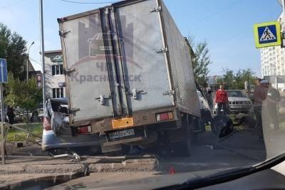 В Красноярске пьяный водитель устроил аварию: его пассажирка погибла
