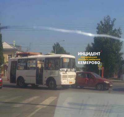 На проспекте Ленина в Кемерове произошло ДТП с маршруткой