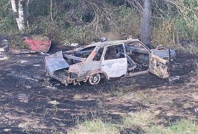 В Башкирии произошло возгорание автомобиля, перевернувшегося после съезда на обочину