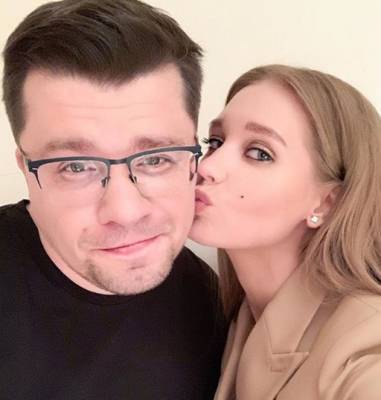 Ведущий шоу Comment Out заявил, что развод Харламова и Асмус является розыгрышем