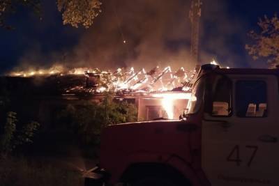 Ночью в Первоуральске горело здание предприятия по сбору отходов
