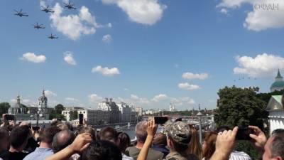 Представление в небе и эмоции курсантов: россияне поблагодарили власти за парад Победы