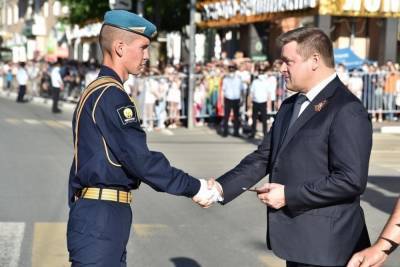 Любимов наградил рязанских десантников-участников парада на Красной площади