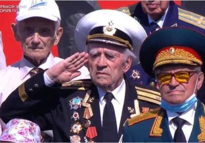 Ряженные на параде Победы. Ветераны с «липовыми» орденами стояли рядом с властью